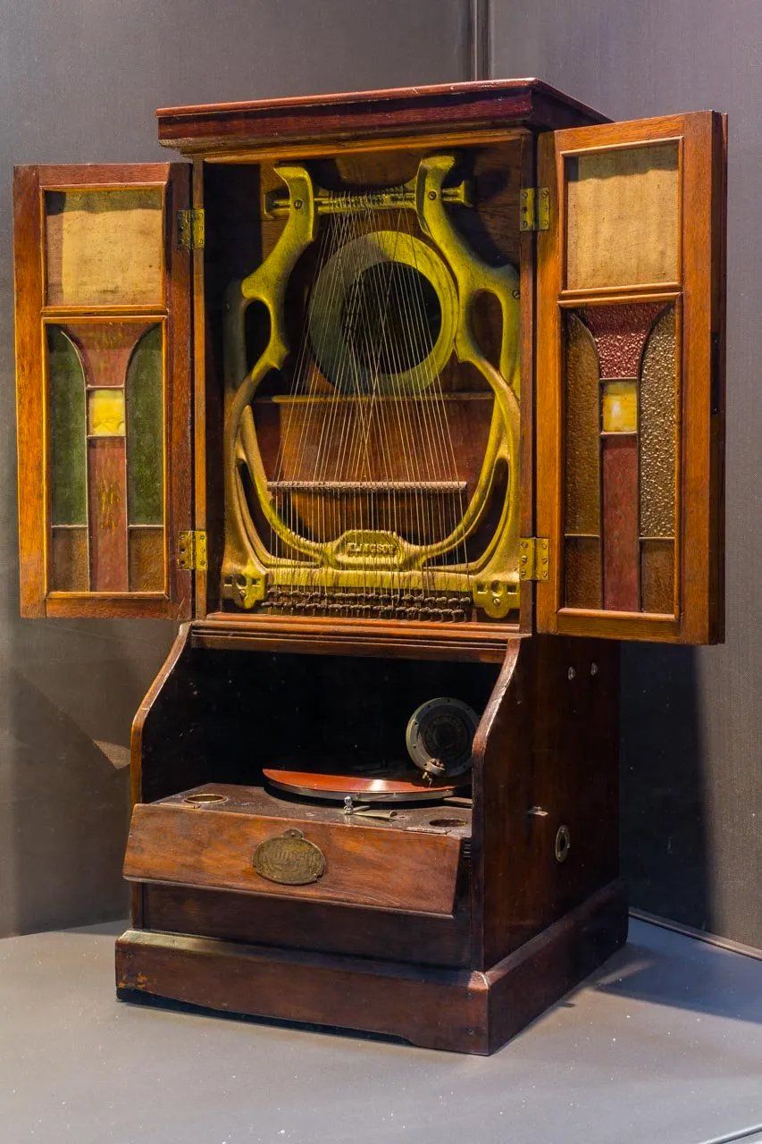 Um armário de madeira com as portas abertas e dentro dele um toca-discos.