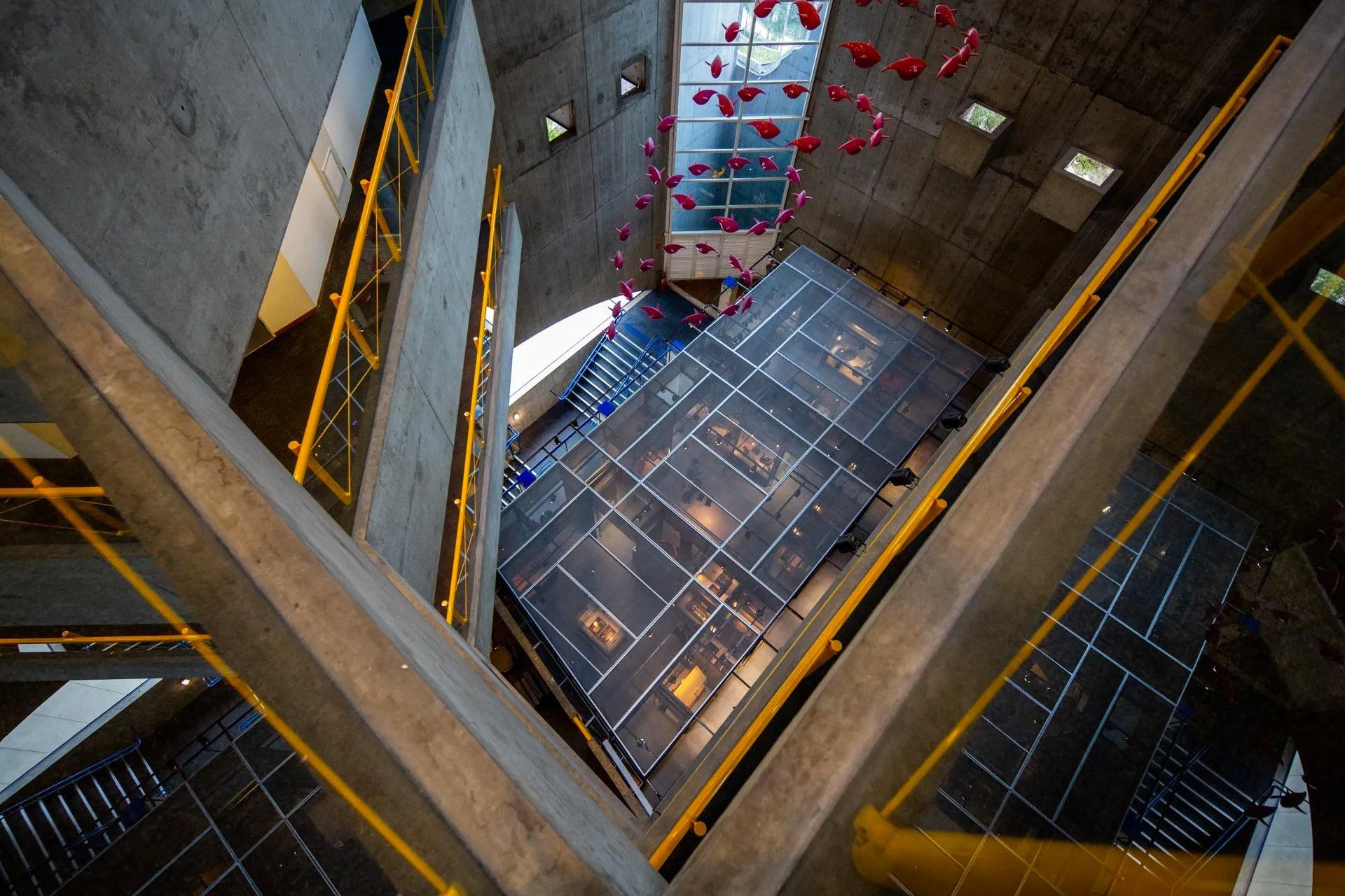 Uma vista aérea de um prédio com uma quadra de tênis no meio.