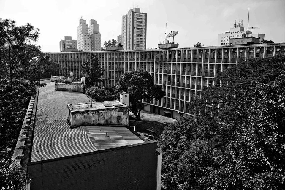 Uma foto em preto e branco de um grande edifício com muitas janelas
