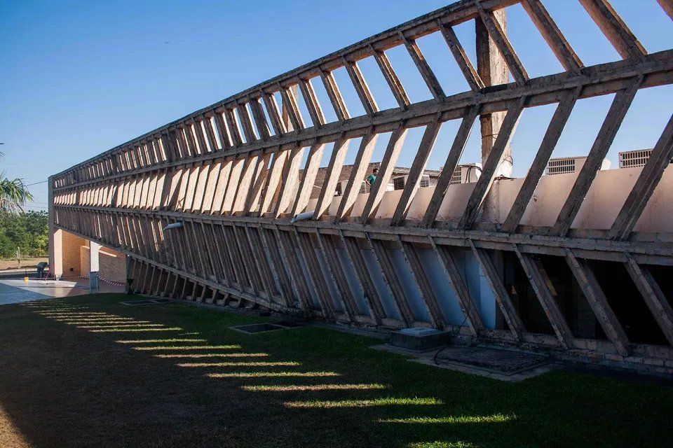 Uma grande estrutura de madeira com um céu azul ao fundo