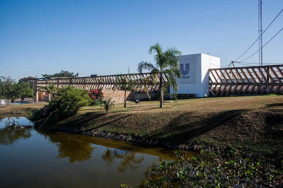 Um grande edifício branco está situado próximo a um corpo de água.