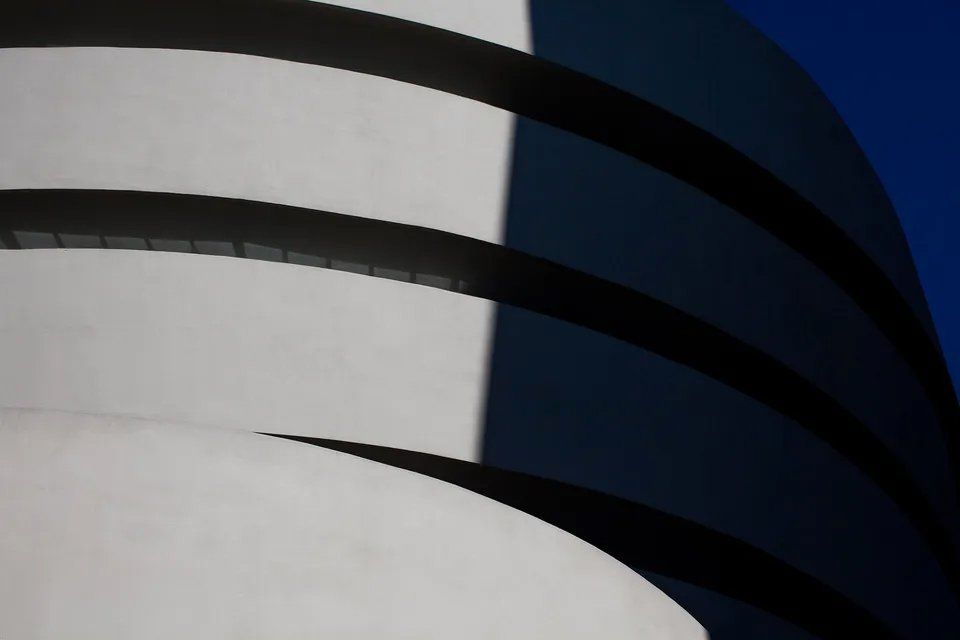 Um prédio azul e branco com listras pretas