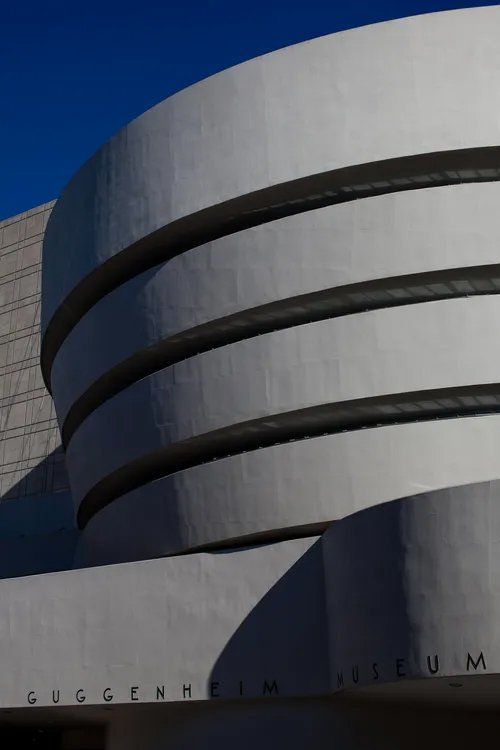 O museu guggenheim em nova york é um edifício muito grande