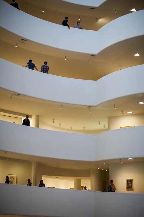 Um grupo de pessoas está nas varandas de um edifício.