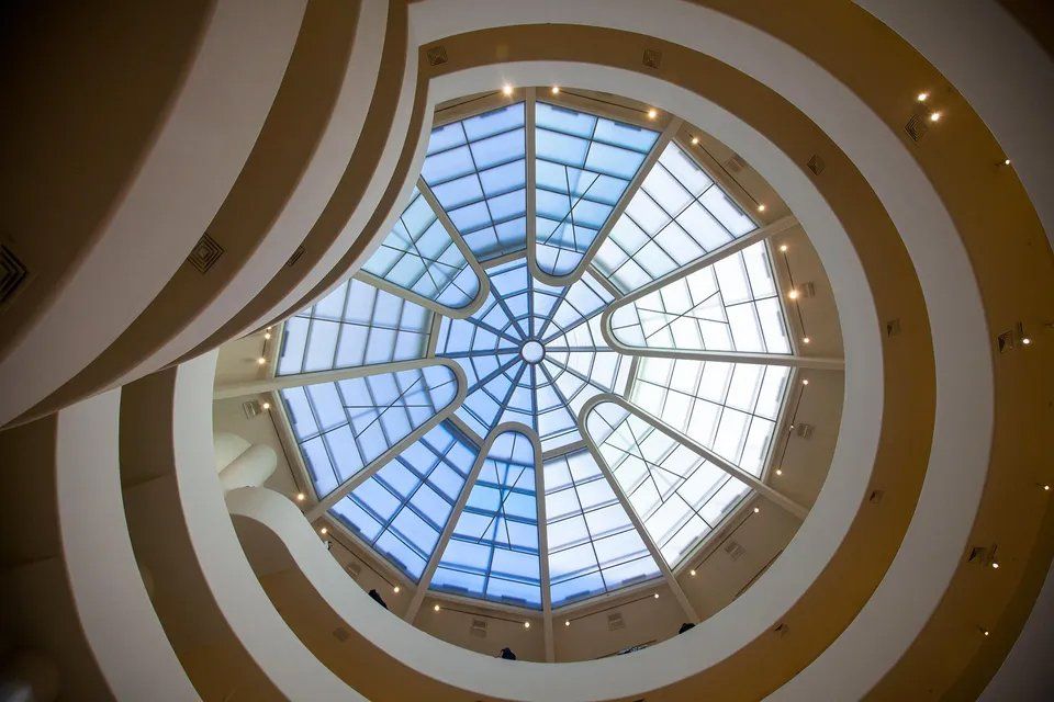 Olhando para o teto em cúpula de um prédio
