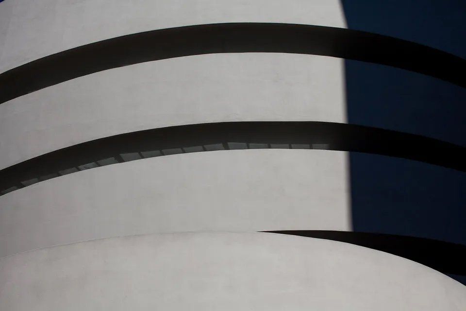 Um close de três linhas pretas em uma superfície branca