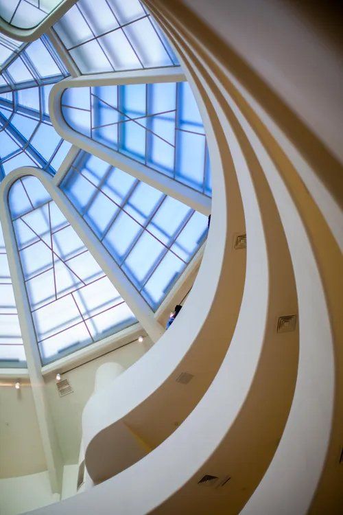 Olhando para o teto de um prédio