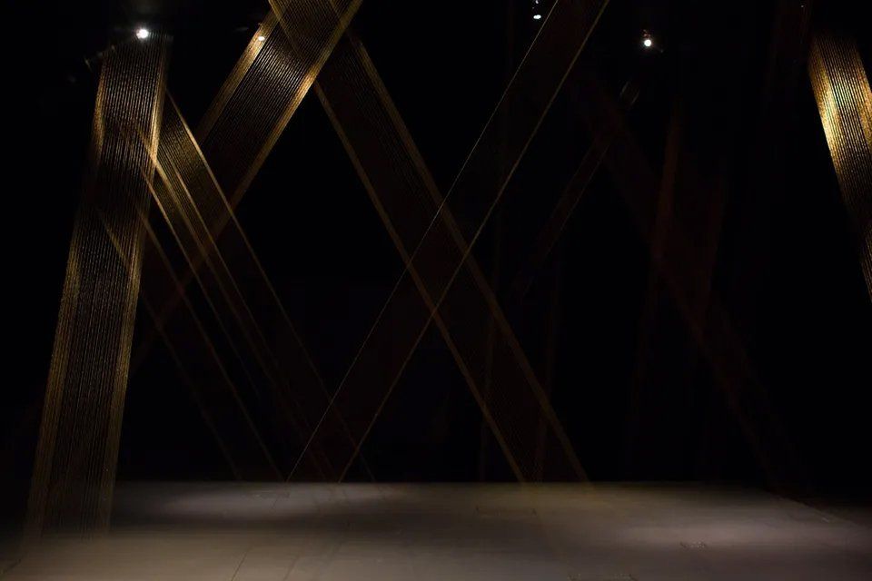 Um quarto escuro com muitas luzes nas paredes e no teto.