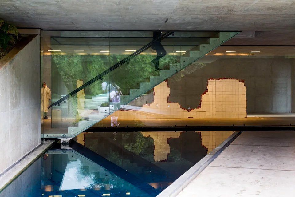 Uma escada que leva a uma piscina em um prédio