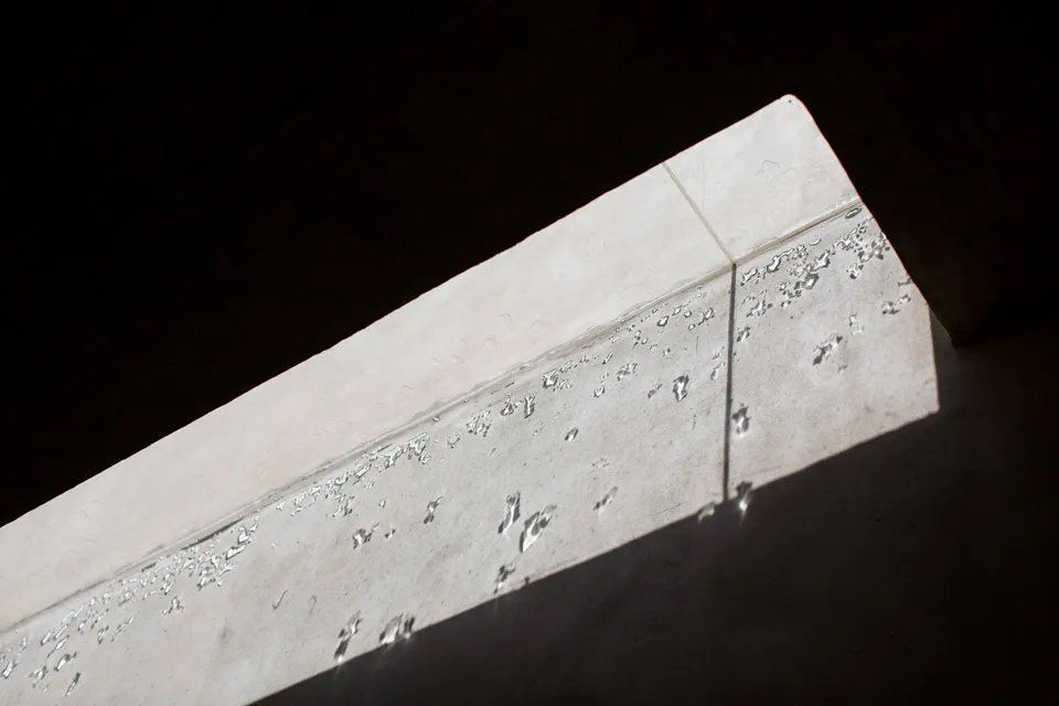 Um close de um pedaço de concreto em um fundo preto.