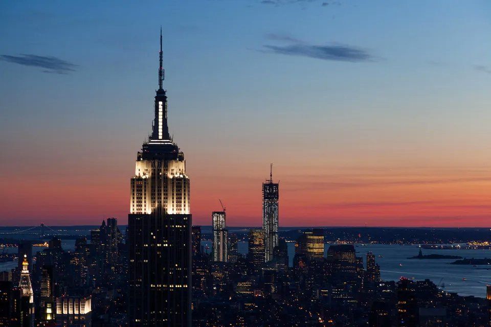 O Empire State Building é iluminado à noite na cidade de Nova York.