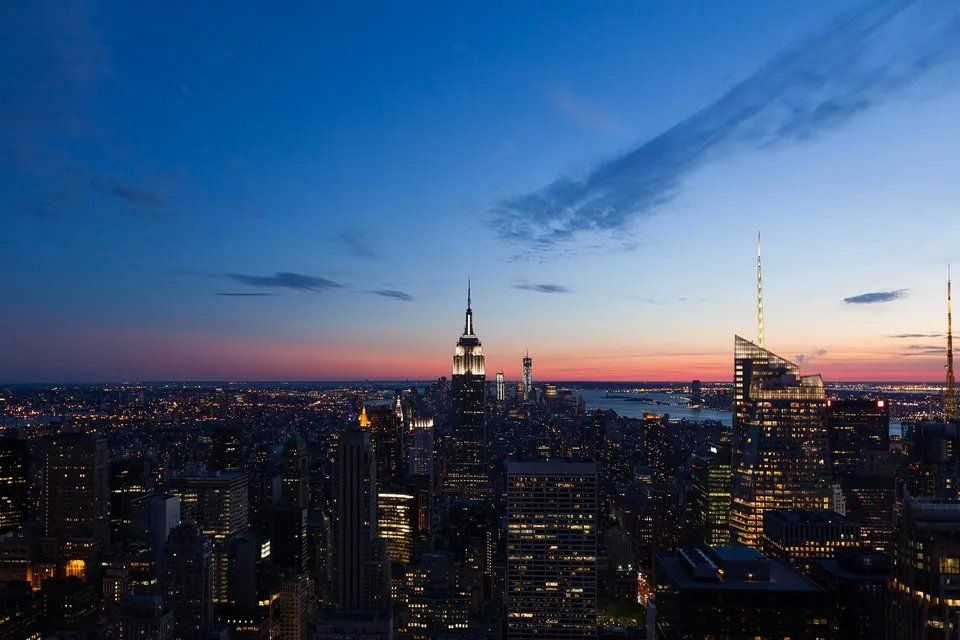 Uma vista aérea do horizonte de uma cidade à noite