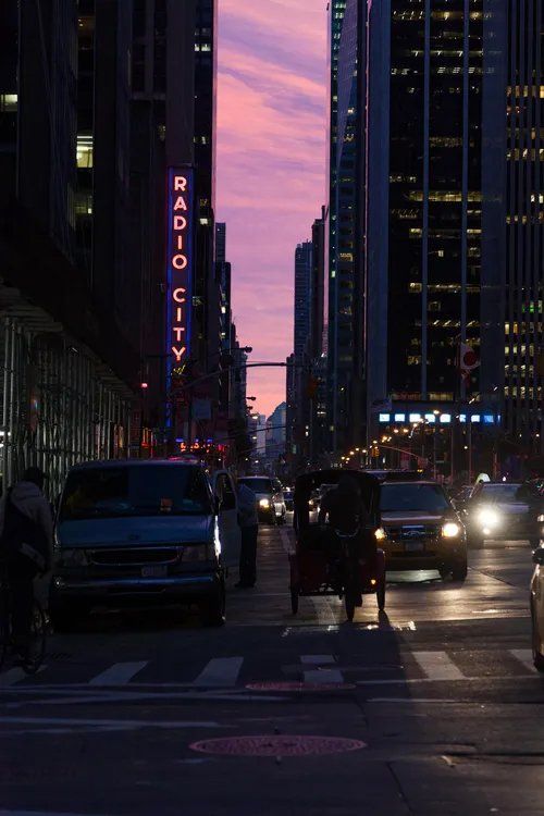 Uma rua da cidade com uma placa que diz rádio cidade
