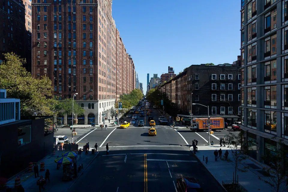 Uma vista aérea de uma rua da cidade com muito trânsito e edifícios.