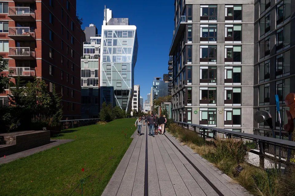 Um grupo de pessoas caminhando por um caminho em uma cidade