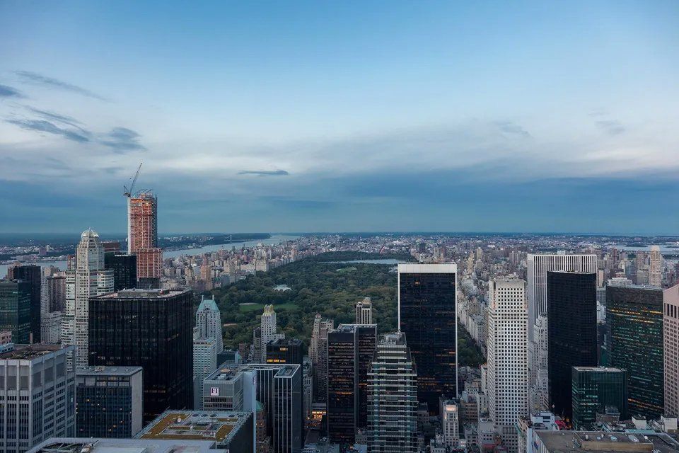 Uma vista aérea do horizonte de uma cidade com um parque ao fundo.