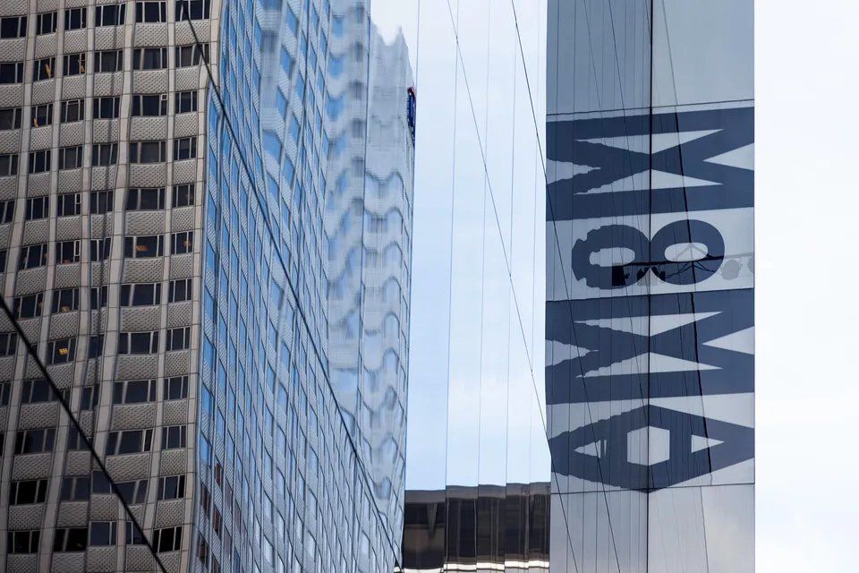 Um prédio com uma placa que diz moma