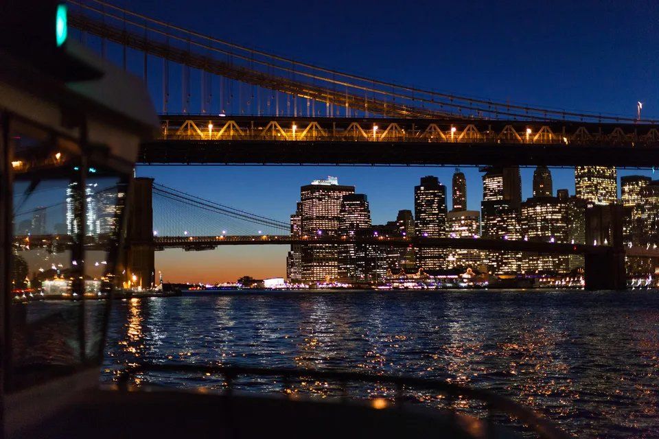 Uma ponte sobre um corpo de água com uma cidade ao fundo