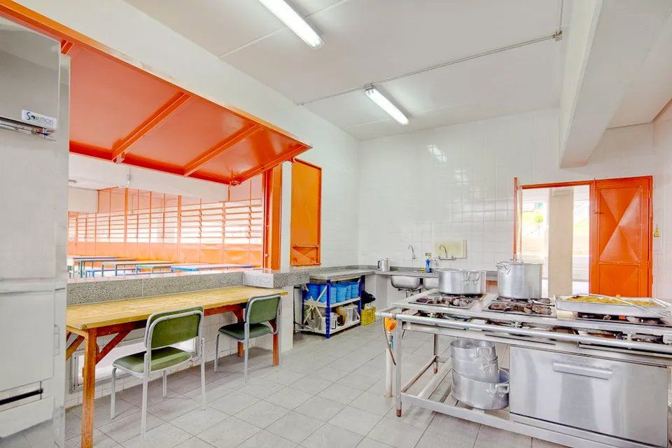 Uma cozinha com muitas panelas e frigideiras no balcão