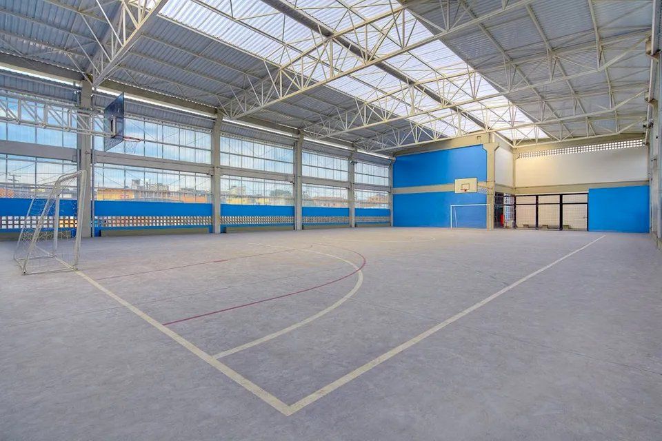 Há uma quadra de basquete no meio do prédio.