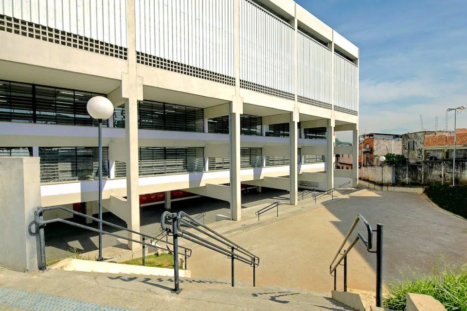 Um grande edifício com escadas que levam até ele