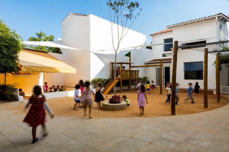 Um grupo de crianças está brincando em um playground.