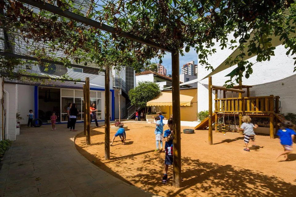 Um grupo de crianças está brincando em um playground.