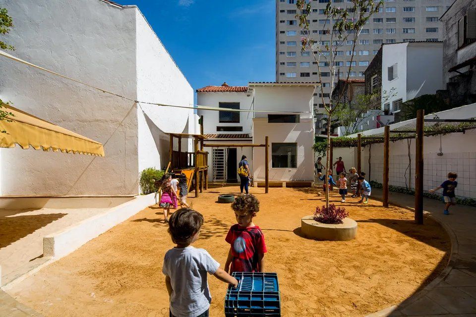 Um grupo de crianças está brincando em um playground.
