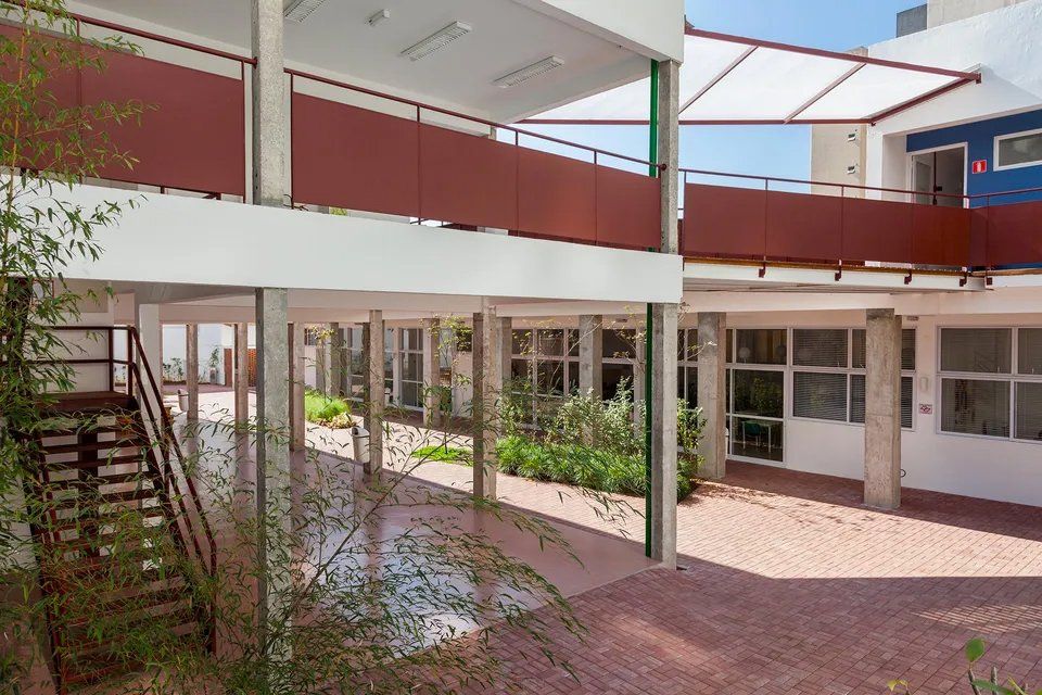 Um grande edifício com escadas que levam ao segundo andar