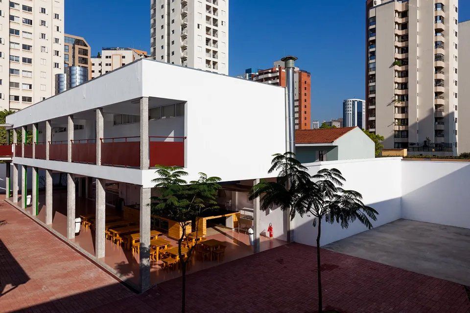 Um grande edifício branco com muitas janelas e varandas