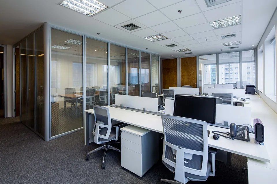 Um grande escritório com muitas mesas e cadeiras