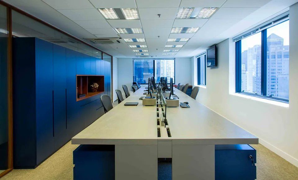 Uma grande sala de conferências com uma longa mesa e cadeiras.