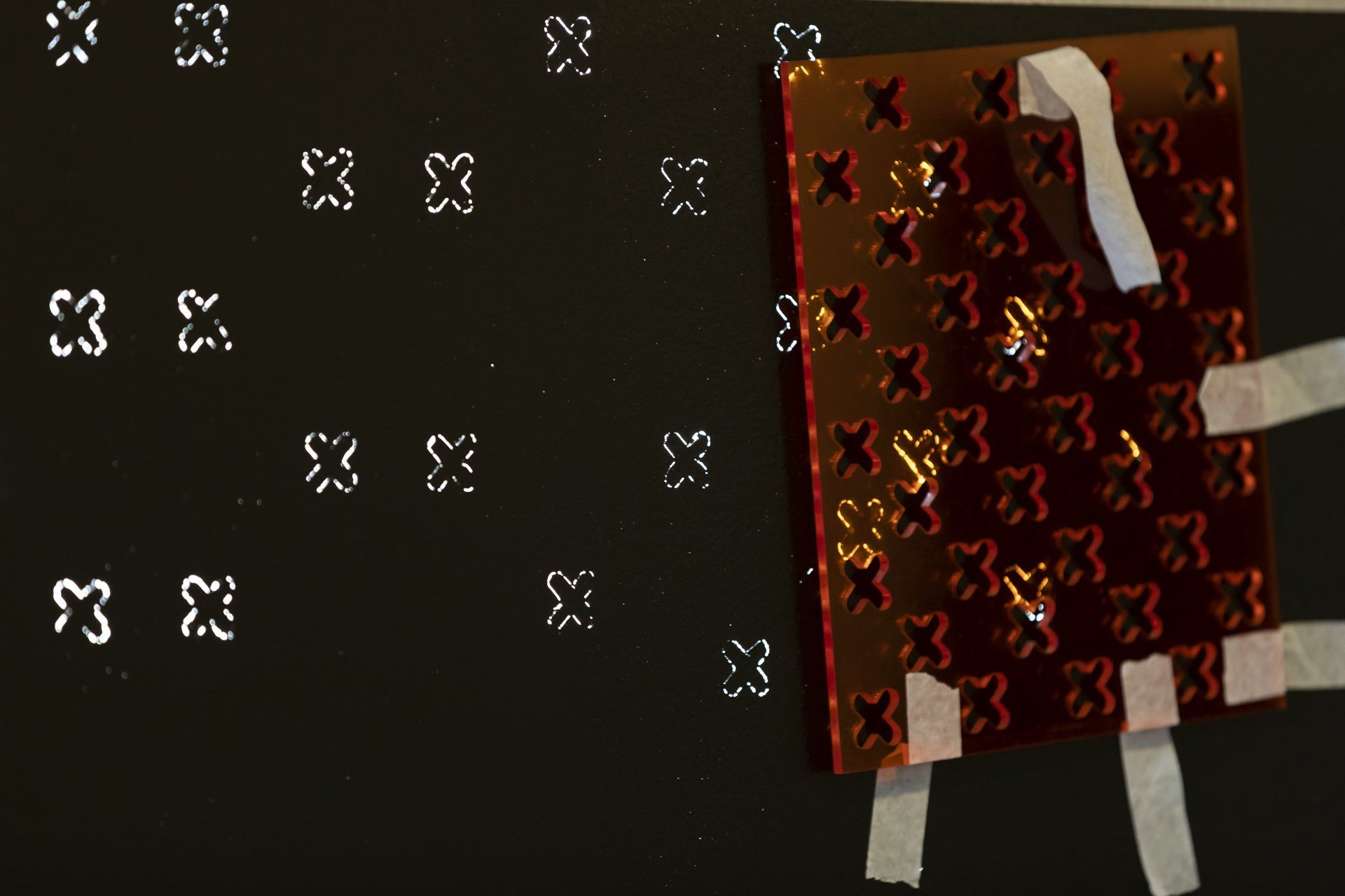 Um pedaço de papel com o número 33 nele