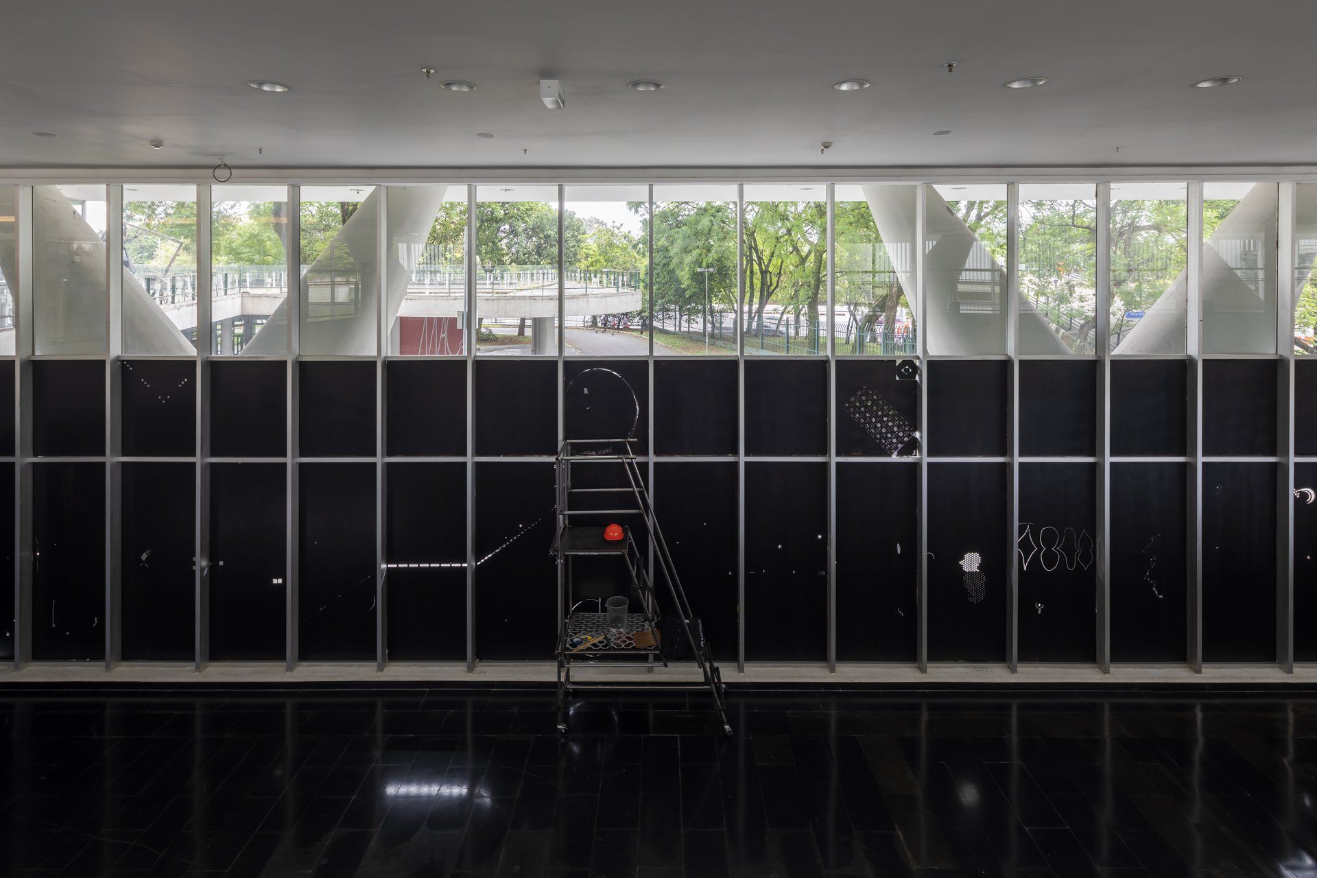 Um prédio com muitas janelas e uma parede preta