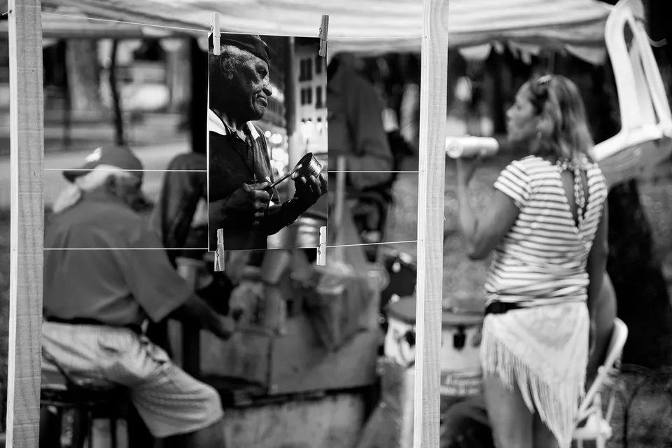 Uma foto em preto e branco de uma mulher em frente a um espelho.