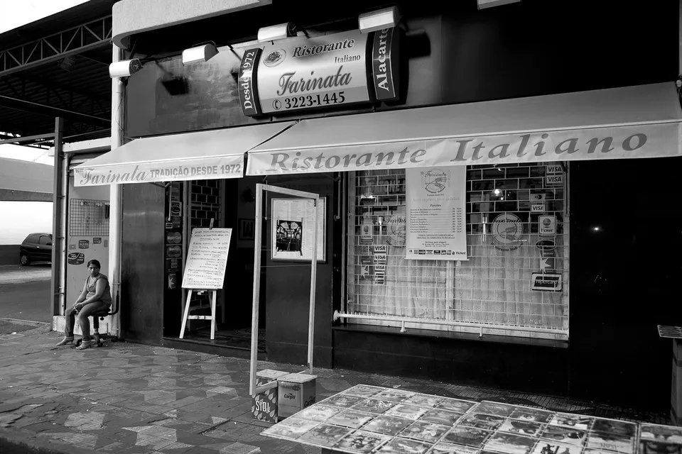 Uma foto em preto e branco de um restaurante chamado ristorante italiano