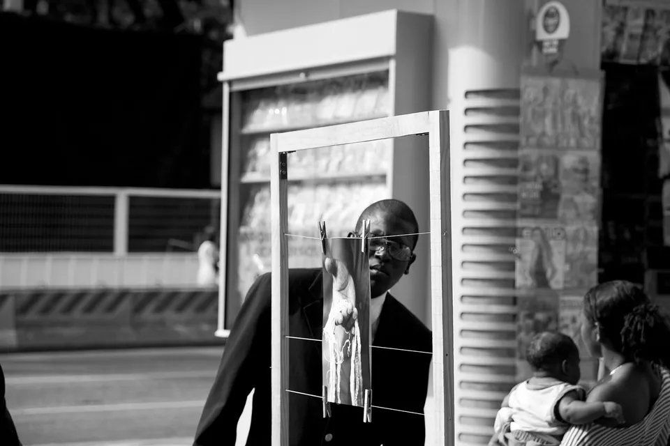 Uma foto em preto e branco de um homem de terno ao lado de uma mulher segurando um bebê.