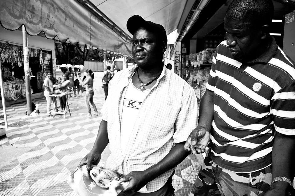 Uma foto em preto e branco de dois homens próximos um do outro