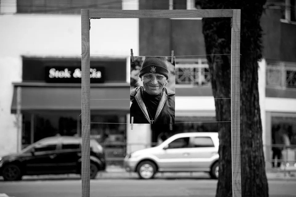 Uma foto em preto e branco de um homem pendurado em um varal.