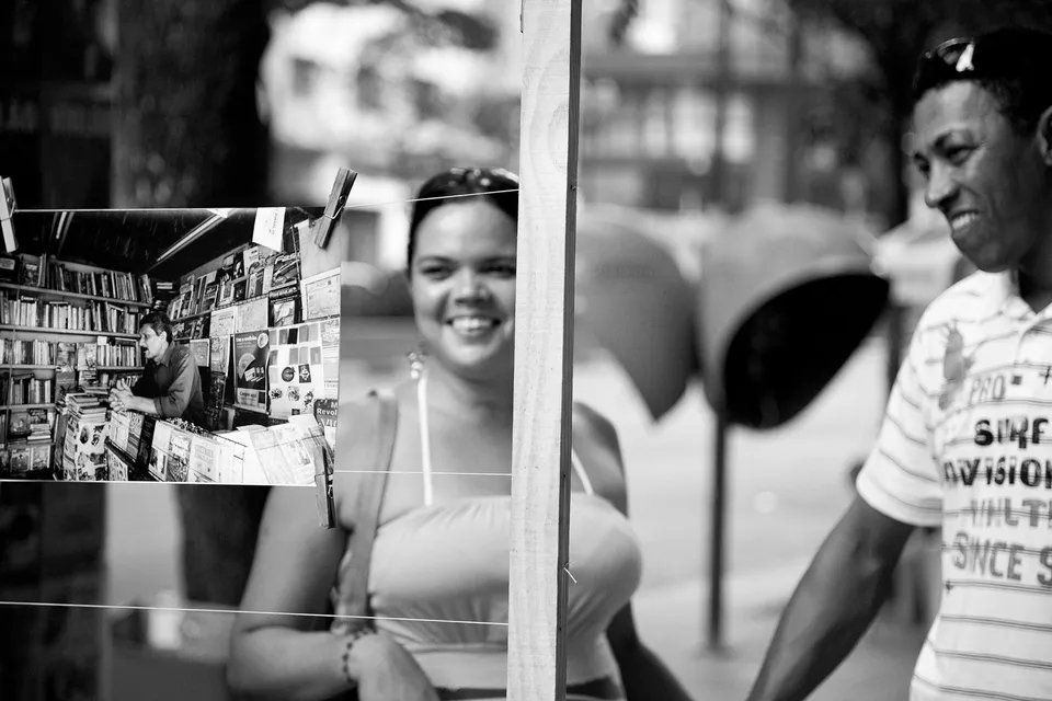 Uma foto em preto e branco de um homem e uma mulher de mãos dadas