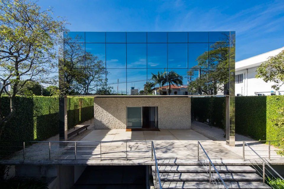 Um grande edifício com muitas janelas e escadas