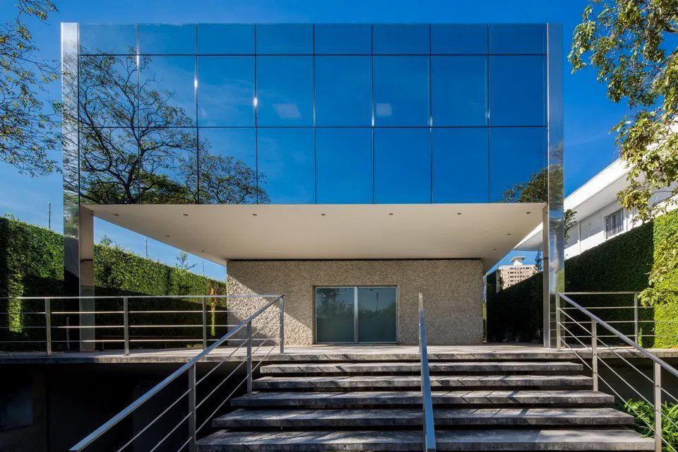 Um grande edifício de vidro com escadas que levam até ele