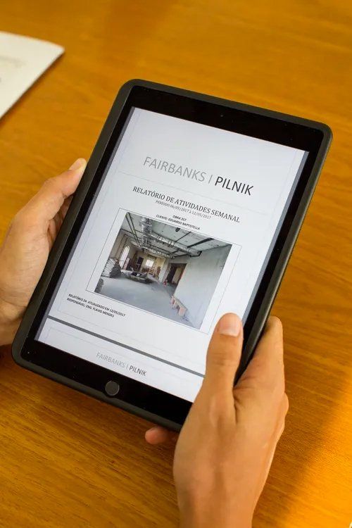 Uma pessoa está segurando um tablet que diz fairbanks punk na tela