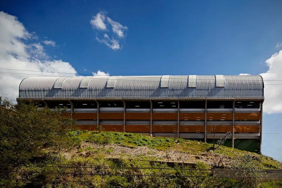 Um grande edifício está situado no topo de uma colina.