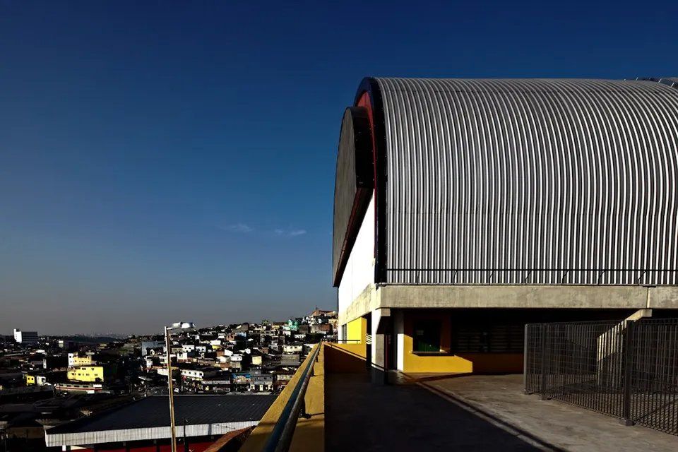 Um prédio com um céu azul ao fundo