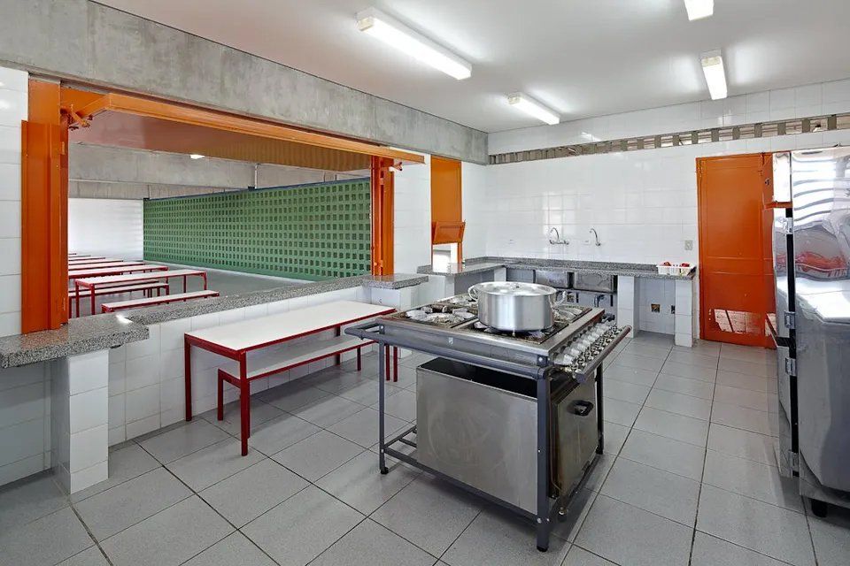 Uma cozinha com panelas e frigideiras sobre uma mesa