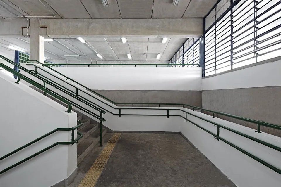 Um prédio vazio com escadas e uma rampa para deficientes