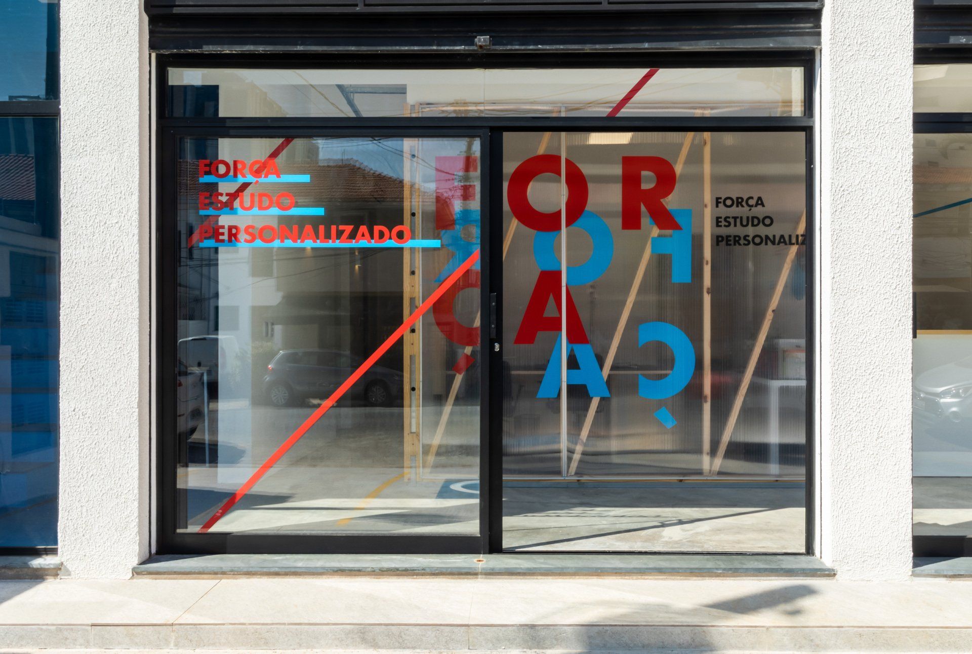 Uma frente de loja com uma porta de vidro deslizante e uma placa que diz cor