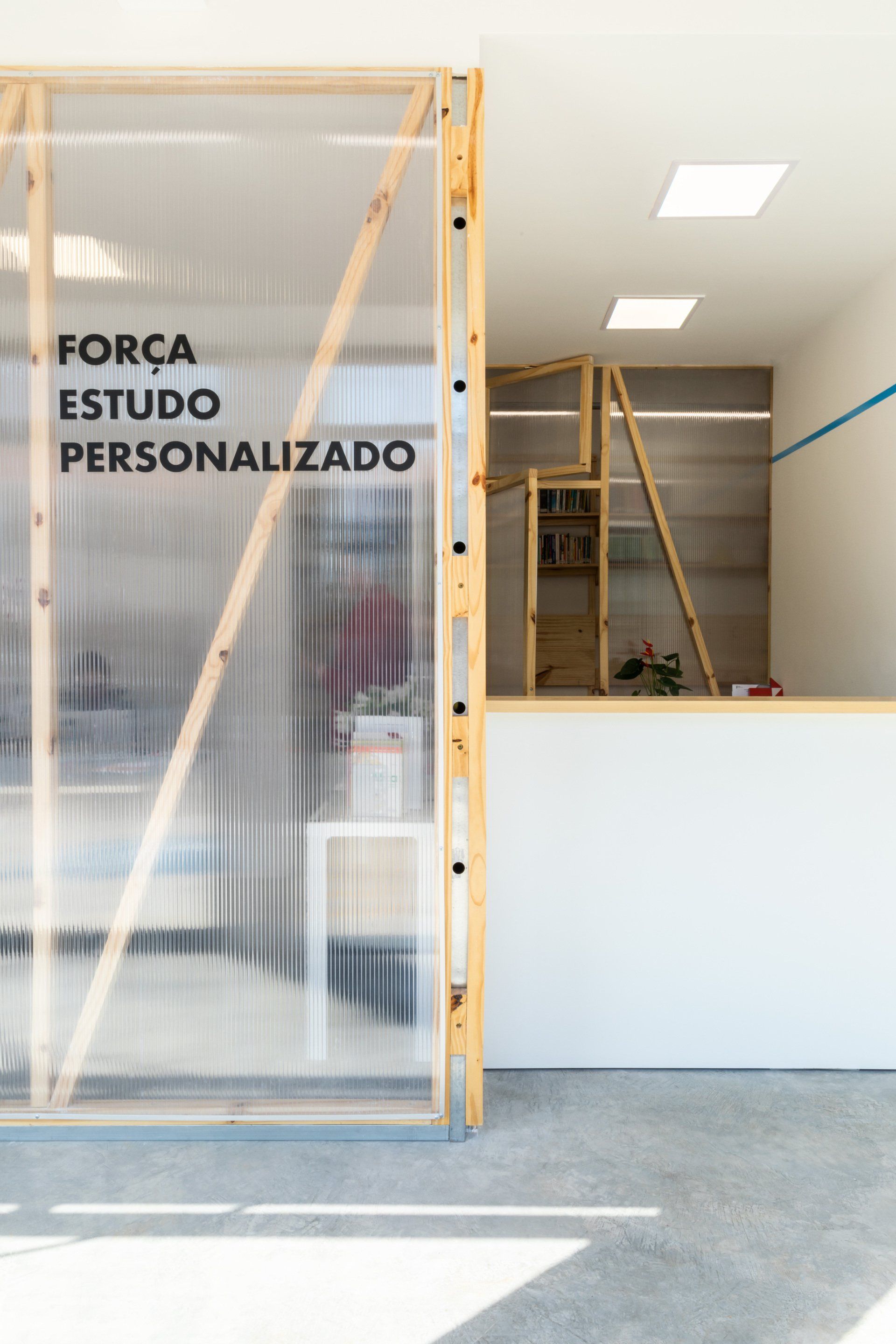 Uma sala com uma parede de plástico transparente e uma placa que diz força estudo personalizado