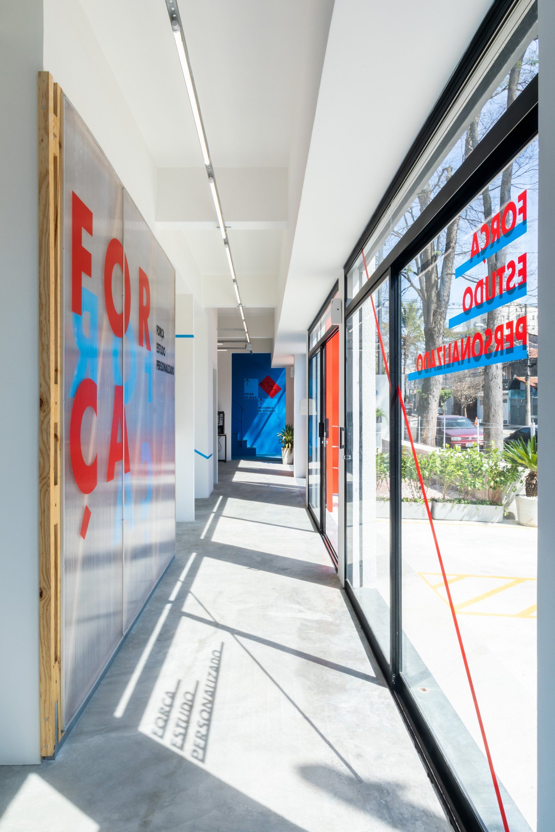 Um longo corredor com uma grande placa na parede que diz ``for ca''.